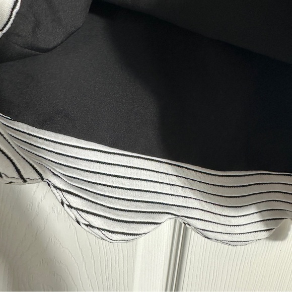 Aqua crop top, size M, white/black, scalloped hem, zip back, modern, minimalist - Picture 6 of 7